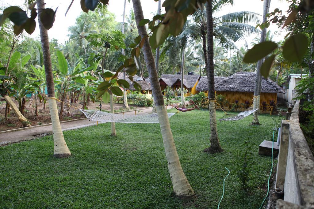 Savithri Inn Bamboo Cottages & Resorts Варкала Экстерьер фото