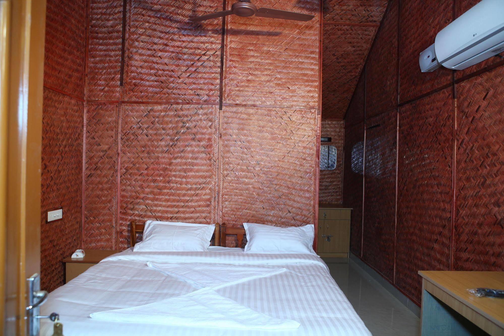 Savithri Inn Bamboo Cottages & Resorts Варкала Экстерьер фото