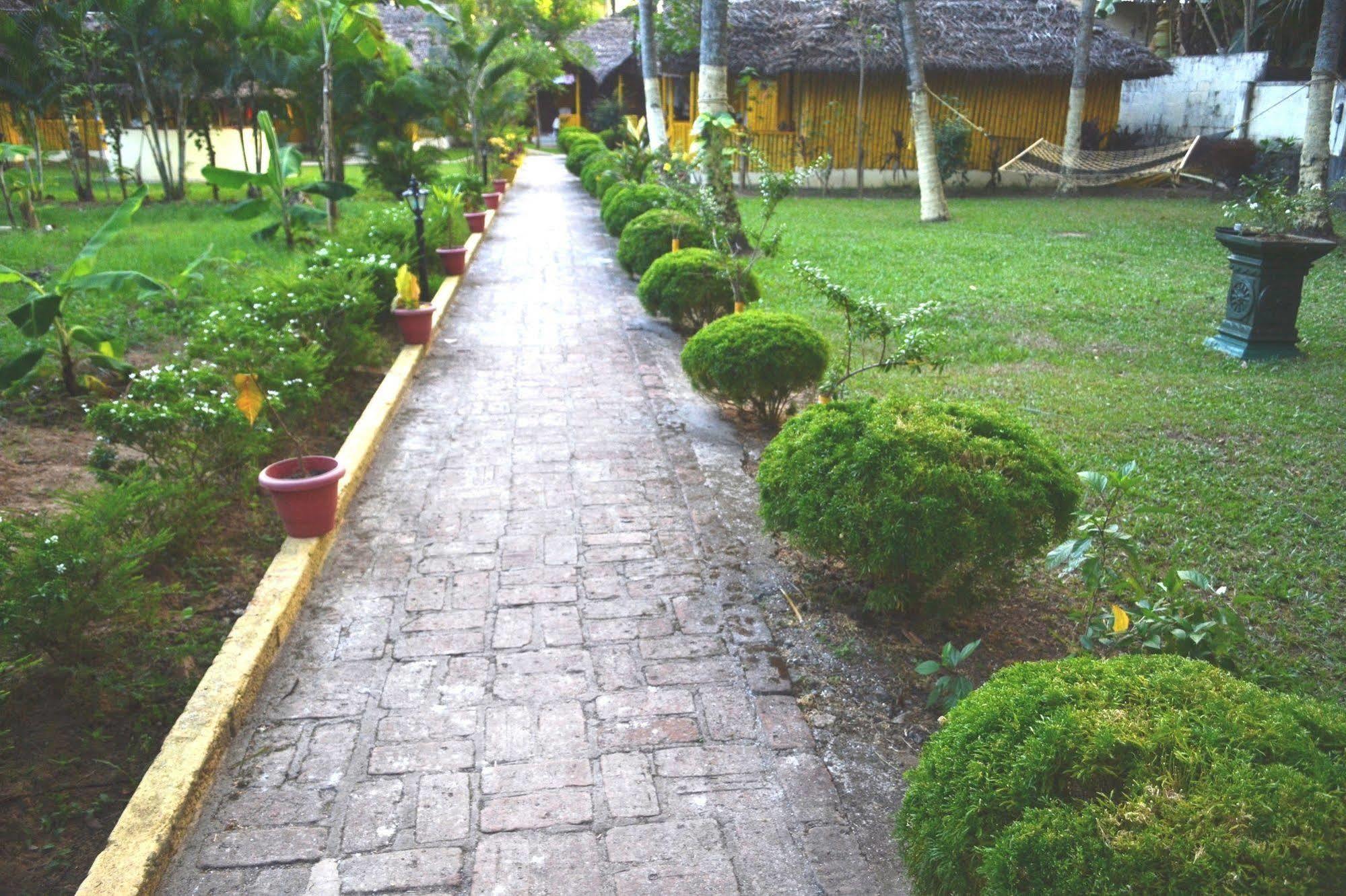 Savithri Inn Bamboo Cottages & Resorts Варкала Экстерьер фото
