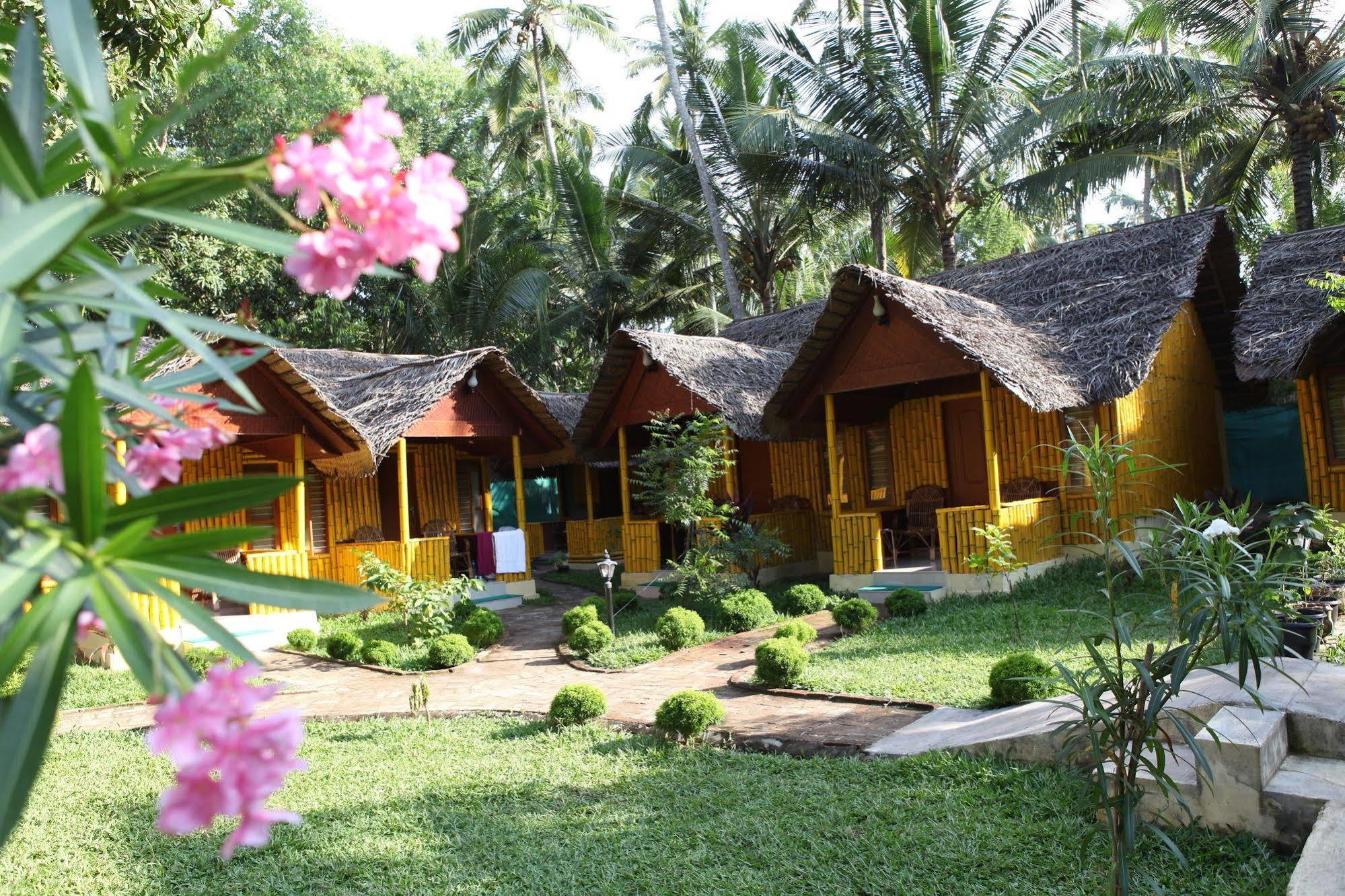 Savithri Inn Bamboo Cottages & Resorts Варкала Экстерьер фото