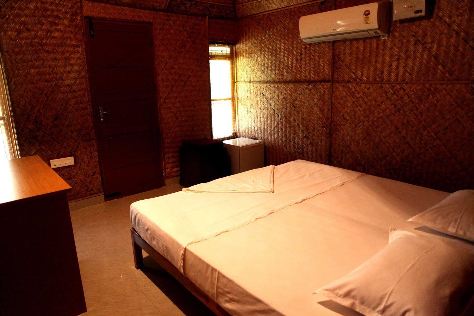Savithri Inn Bamboo Cottages & Resorts Варкала Экстерьер фото