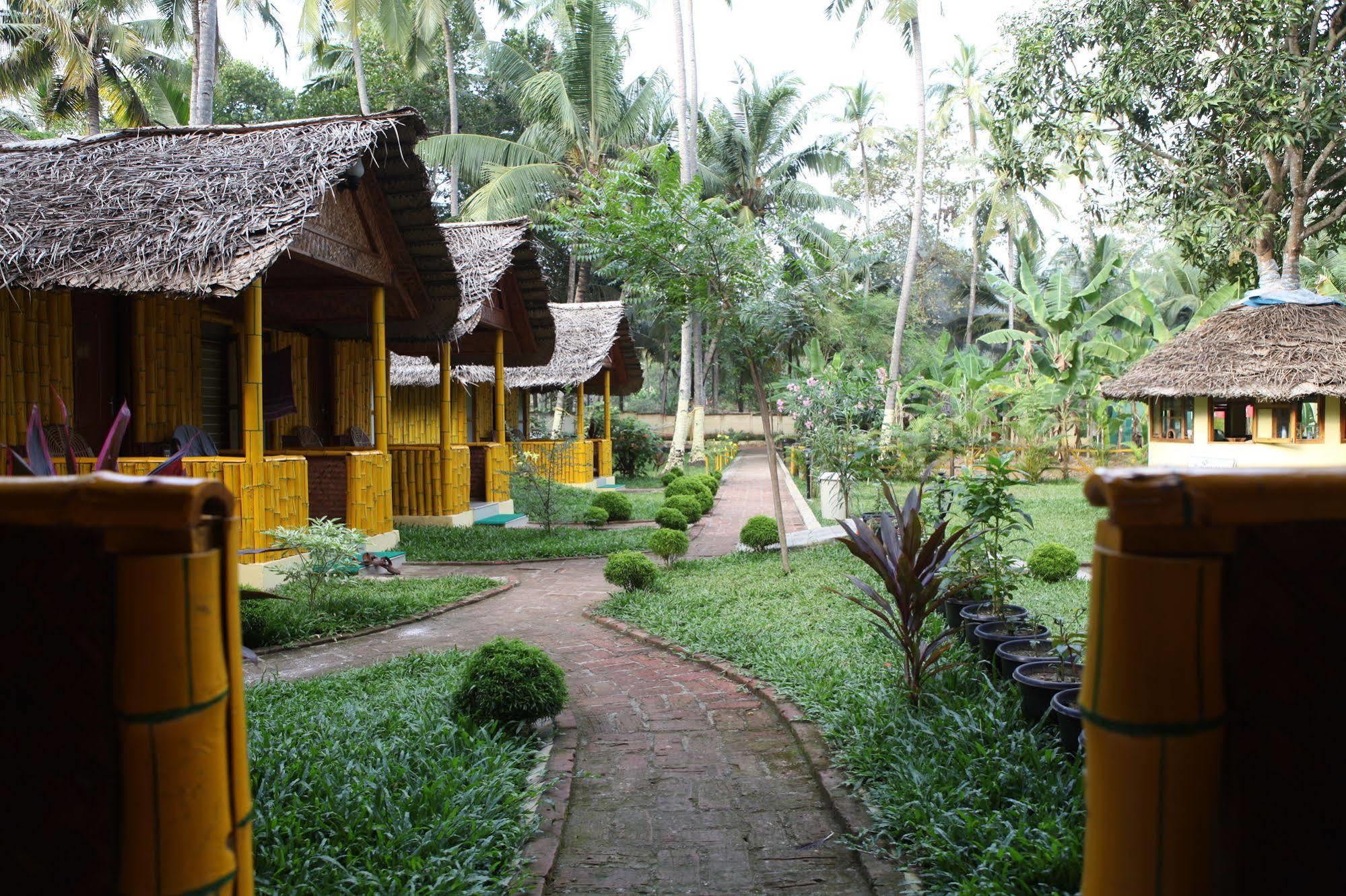 Savithri Inn Bamboo Cottages & Resorts Варкала Экстерьер фото
